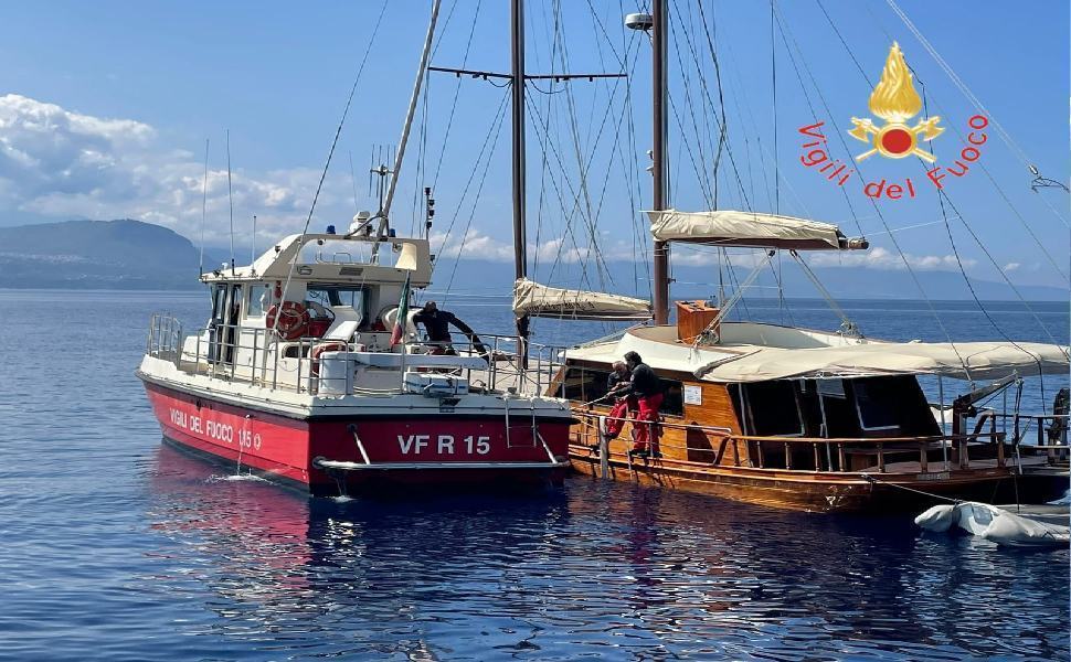 Barca in avaria rischia di affondare, passeggeri salvati dai sommozzatori 51 nave affonda