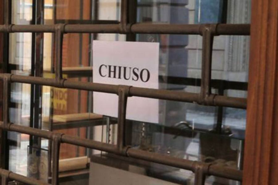 Protesta a Vibo, comitato "Zona Bianca" contro le chiusure delle attività 51 negozio chiuso