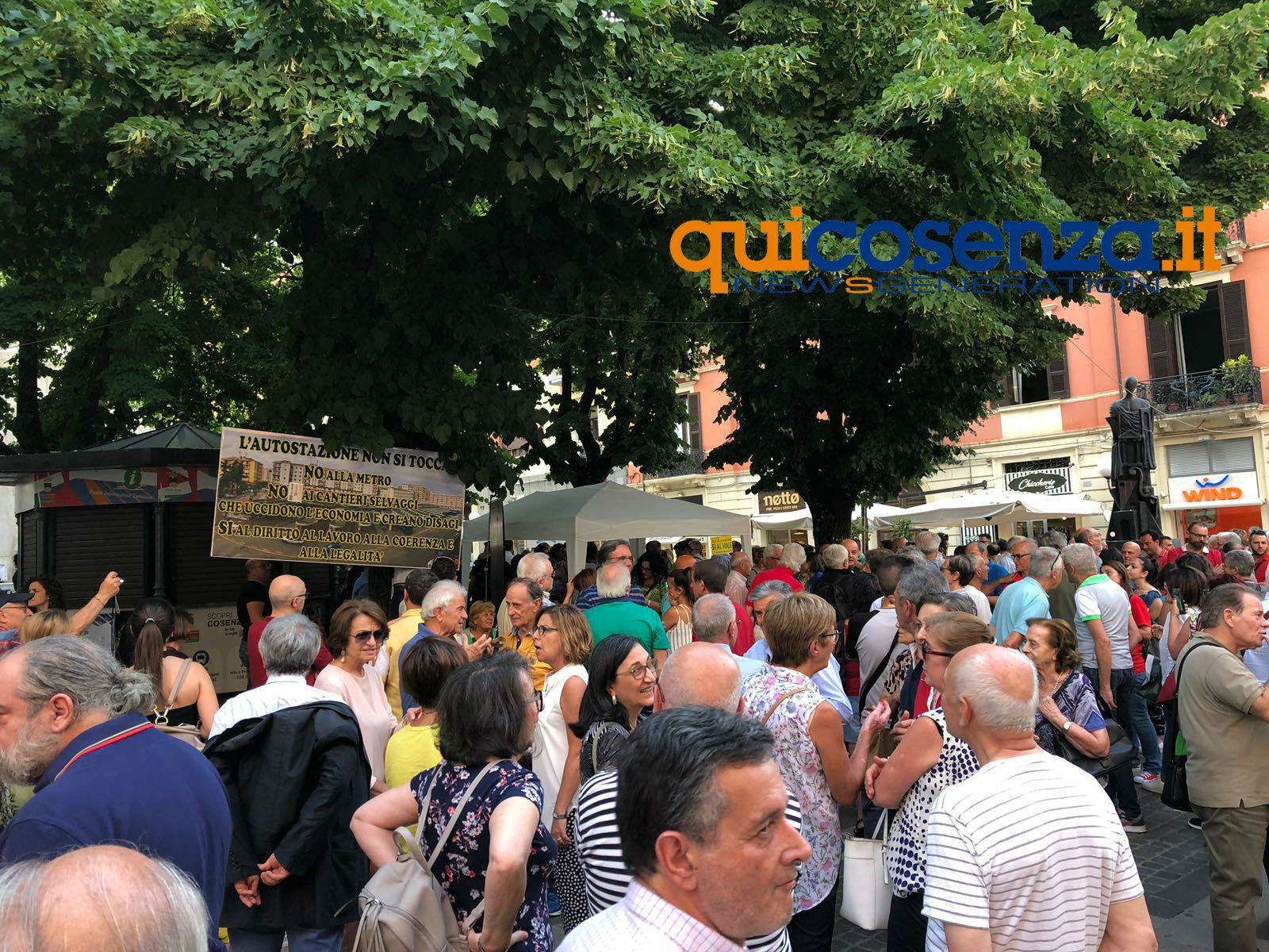 Oltre trecento persone 'occupano' piazza XI Settembre per dire No alla metro (FOTO) 59 nometrocosenza 5