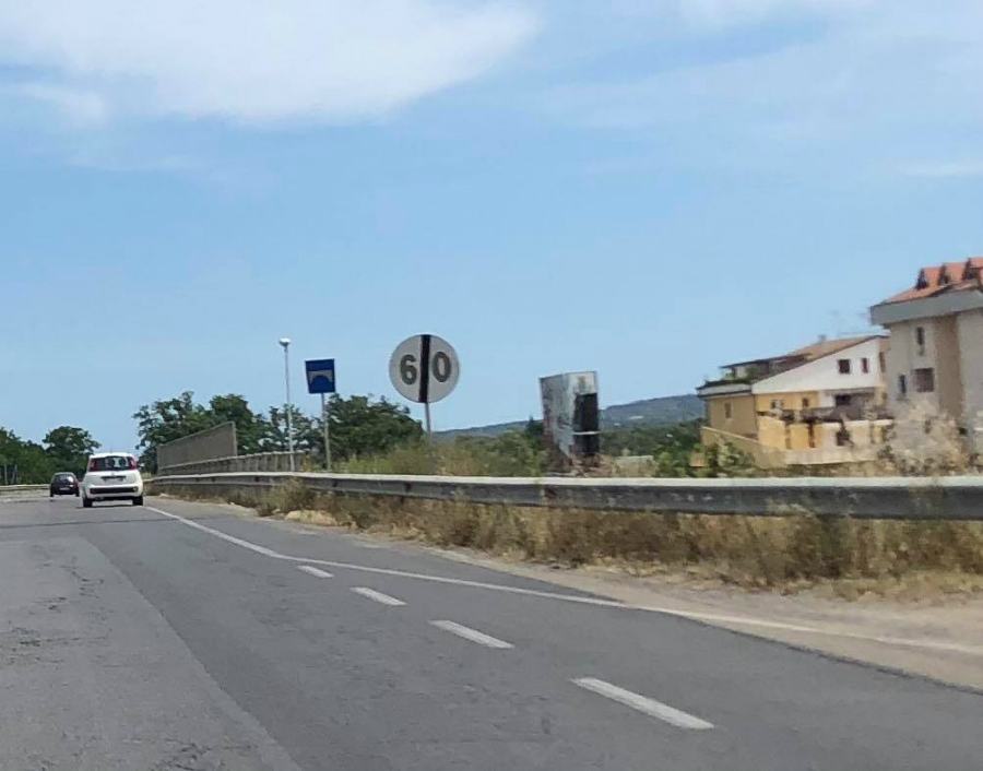 Statale 106, cartelli stradali confusionari: limiti di velocità che cambiano da un chilometro all'altro 55 oggiSS106