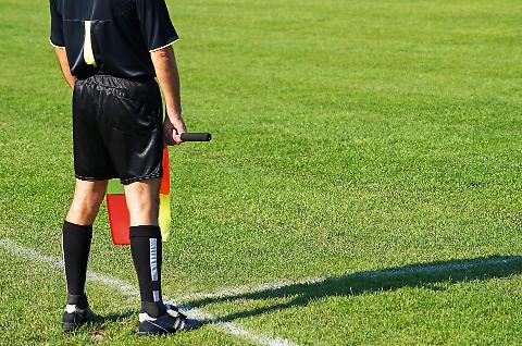 Ammoniscono il figlio durante una partita, padre invade campo infuriato 68 padre-arbitro