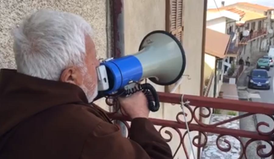 Padre Fedele recita il rosario col megafono: "la preghiera è il farmaco più potente" 53 padre fedele rosario megafono