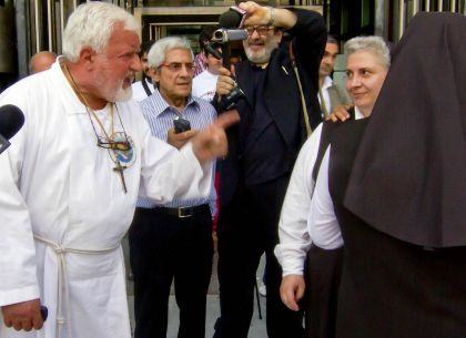 Padre Fedele dopo l'assoluzione: "Mi hanno venduto, lo Stato mi risarcisca" 62 padre fedele suora