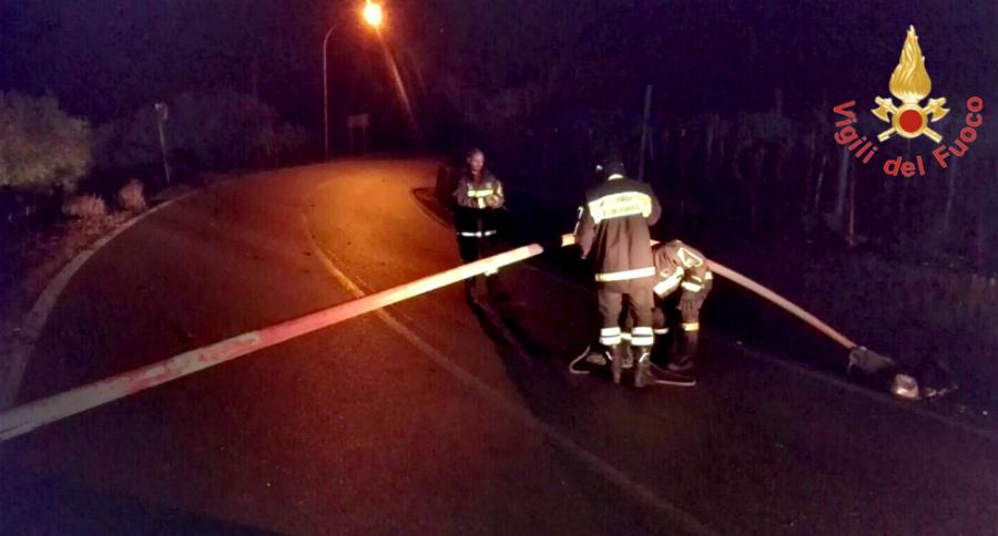 Paola, Fiat Punto in fiamme: l'incendio è doloso 51 palo divelto vento vigili del fuoco 1