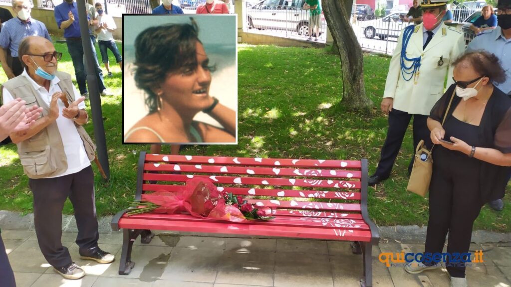 Roberta Lanzino, 33 anni dall'atroce delitto. A Celico una panchina rossa 4 panchina rossa celico roberta Lanzino 02