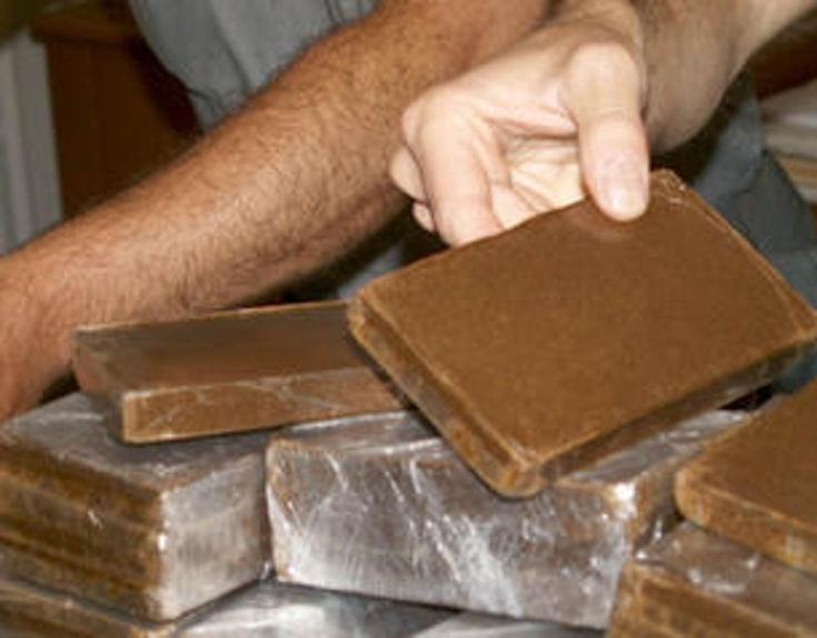 Nascondeva hashish nella sua autofficina, un arresto nel Cosentino 51 panetti hashish-2