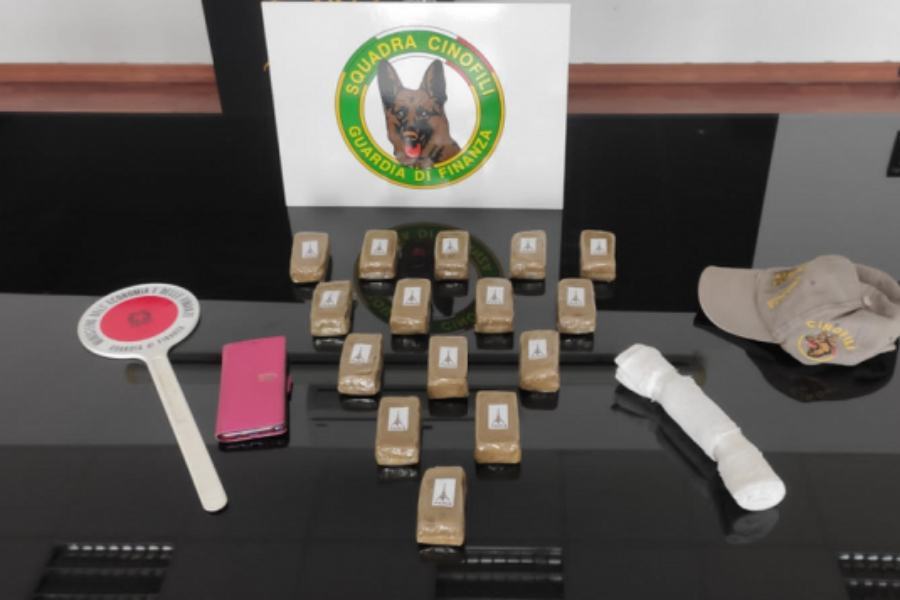 Fermata su un treno con un chilo e mezzo di hashish nella borsa 51 panetti hashish finanza villa san giovanni