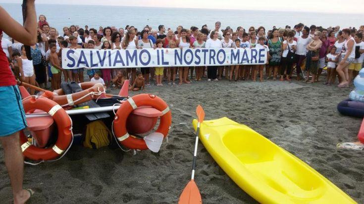 La catena umana sulla spiaggia di Paola e un grido di rabbia: "Salviamo il nostro mare" 59 paola 001