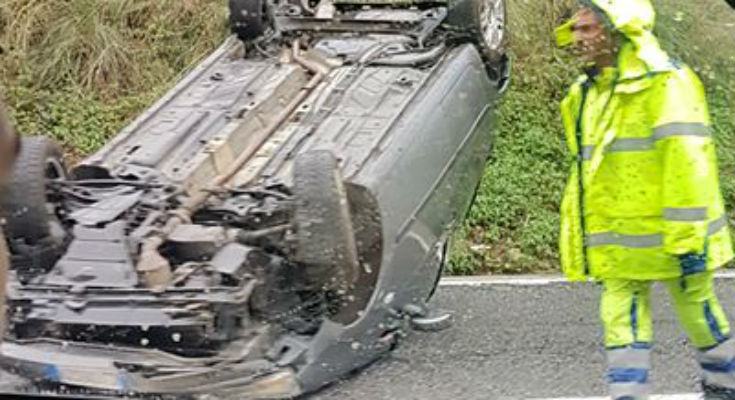 FOTONOTIZIA - Auto si ribalta nei pressi del cimitero di Paola 50 paola 1 3