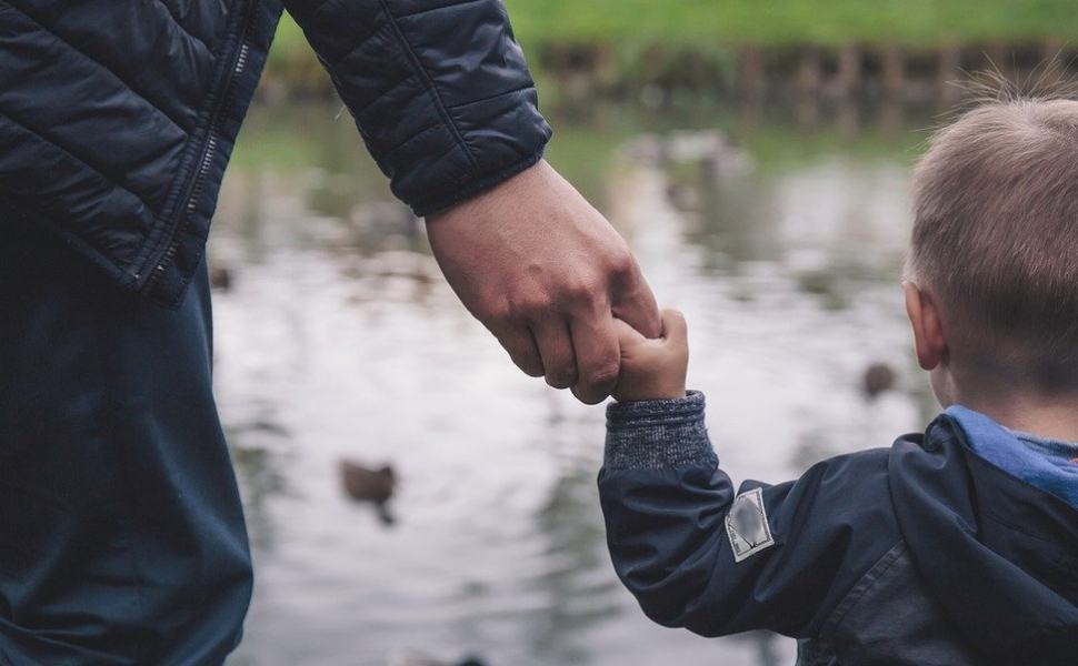 Cosenza, Poste Italiane festeggia i papà con percorsi dedicati ai neo genitori 51 papa figlio