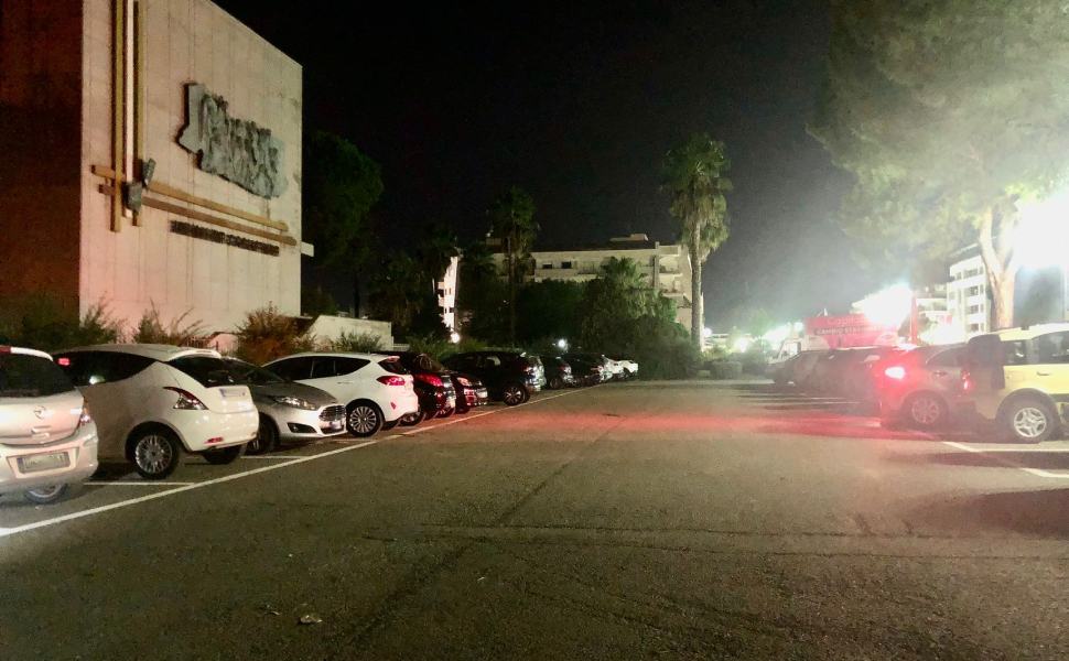 parcheggi via rossini strisce bianche