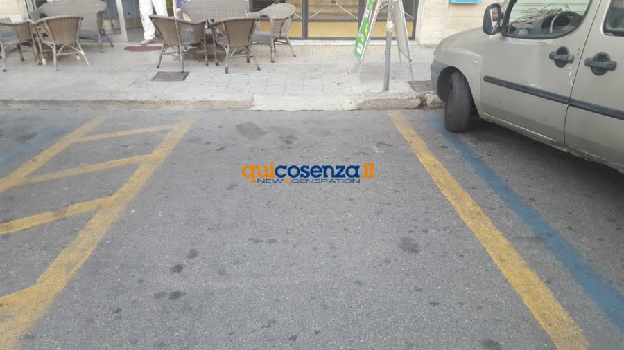 Cosenza, il dilemma del disabile: parcheggio o uso lo scivolo? 55 parcheggio disabili tribunale cs 02