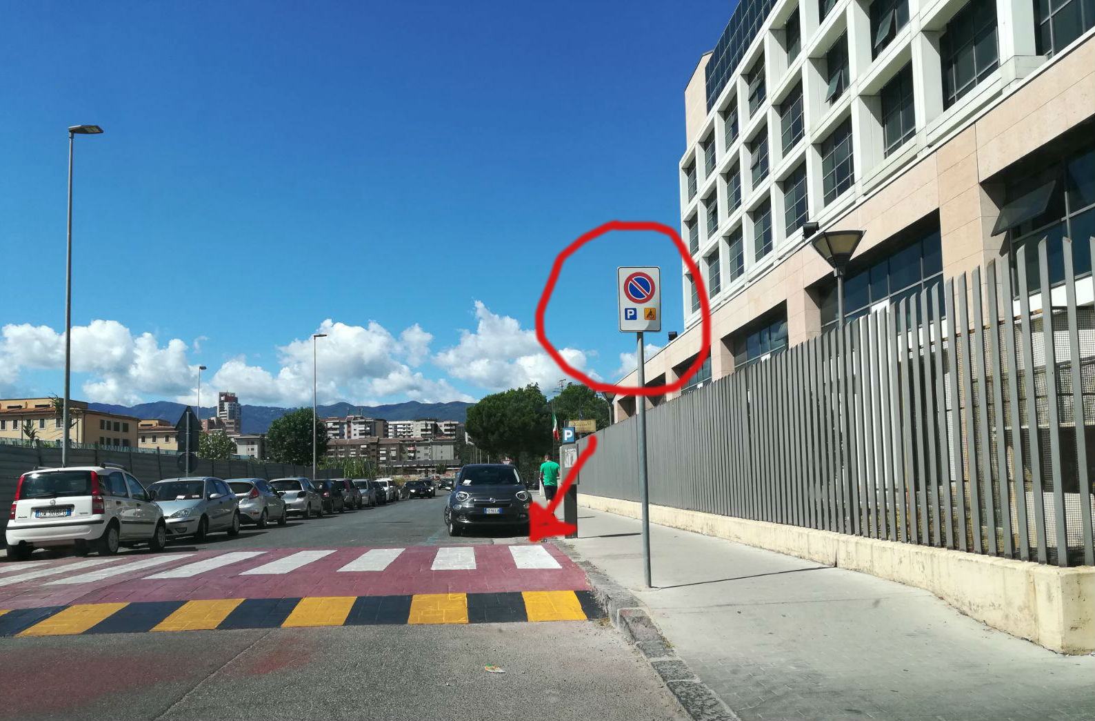 Agenzia delle Entrate Cosenza, il parcheggio disabili è sulle strisce pedonali 51 parcheggio-disabili