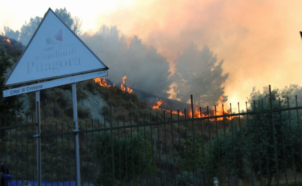 parco pitagora crotone incendio 01