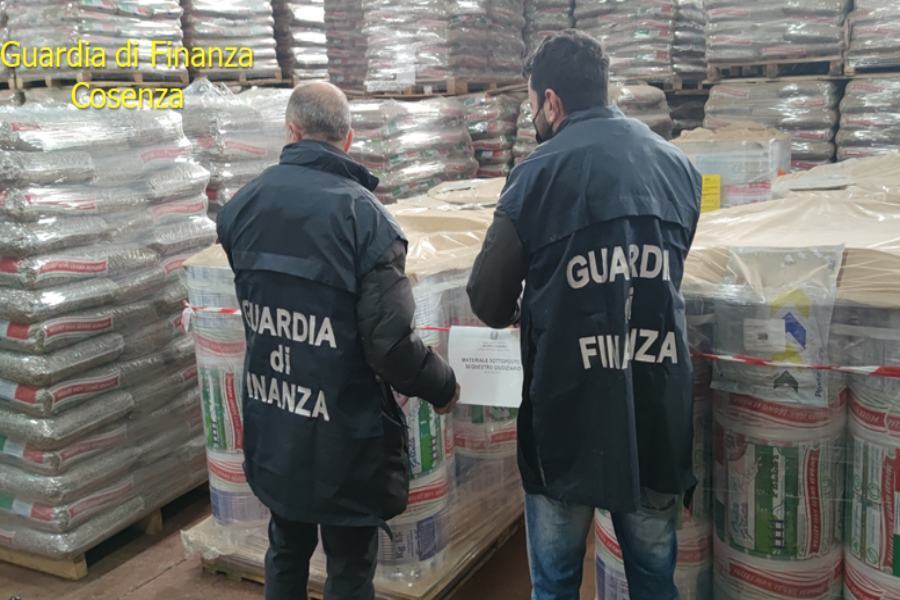 Paterno: sequestrate 300 tonnellate di pellet contraffatto, una denuncia 51 pellet guardia finanza cosenza paterno 02