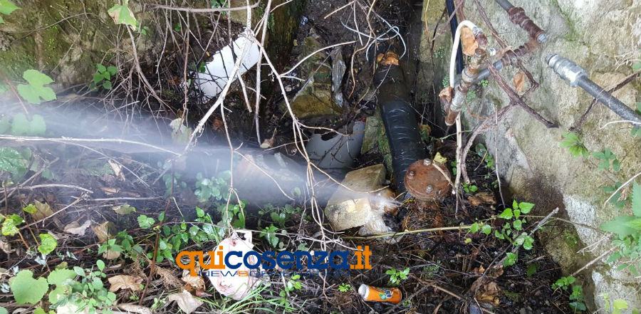 Rende: perdita d'acqua da un anno, i tecnici ci mettono "una pietra sopra" (FOTO e VIDEO) 55 perdita acqua via portogallo 01