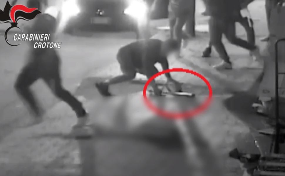 Pestaggio in piazza per una ragazza, altri quattro arresti 51 pestaggio a Cutro carabinieri 1