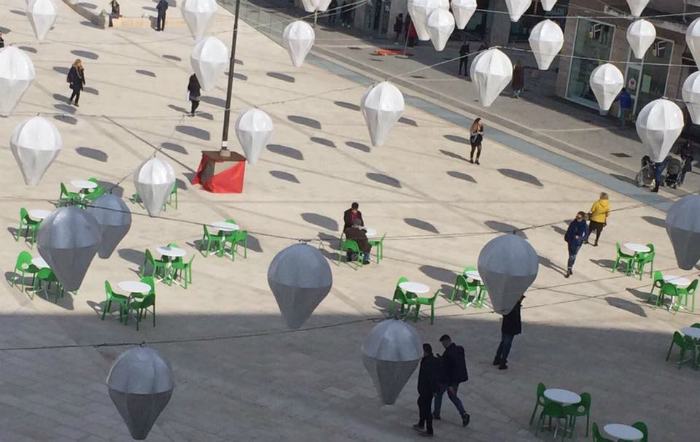 Piazza Bilotti, spuntano tavolini e sedie in via sperimentale: i pareri si dividono 74 piazza bilotti 8