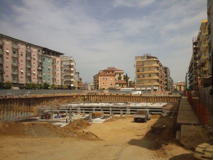 Strani 'buchi' tra le palizzate che dovrebbero sorreggere il maxi parcheggio di piazza Bilotti 62 piazza bilotti cosenza improta