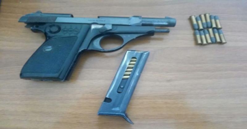 Pistola clandestina scoperta sopra la credenza di un ristorante, arrestata la moglie del titolare 51 pistola beretta 22 clandestina