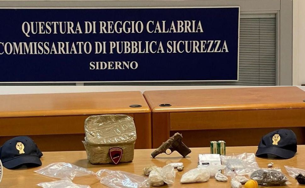 In un terreno non recintato la Polizia trova una pistola, munizioni e droga 51 pistola droga polizia siderno