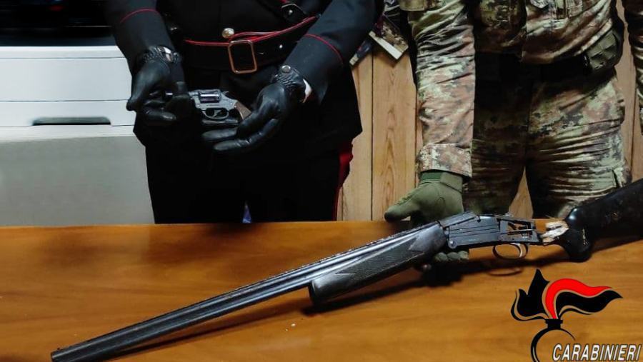 Carabinieri trovano una pistola lanciarazzi e un fucile pronti all'uso 51 pistola lanciarazzi e fucile san procopio