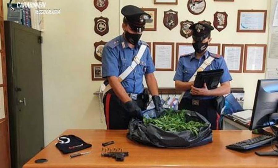 In fuga con una pistola e 14 chili di marijuana, arrestato ventenne 51 pistola marijuana carabinieri reggio