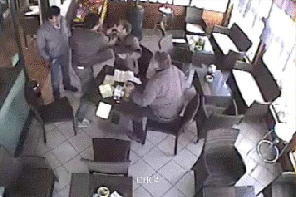 Incontra un parente dell'ex fidanzata al bar e lo aggredisce colpendolo ripetutamente con un tavolino 212 platania