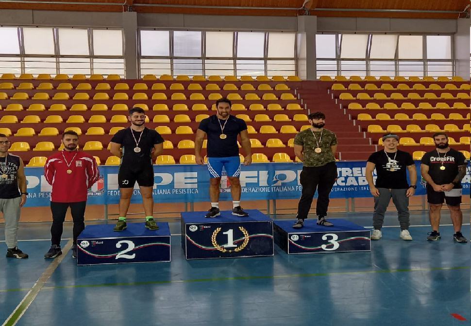 Pesistica, l'altleta cosentino De Bartolo sul podio assoluto in Calabria 65 podio Ciccio de Bartolo 1
