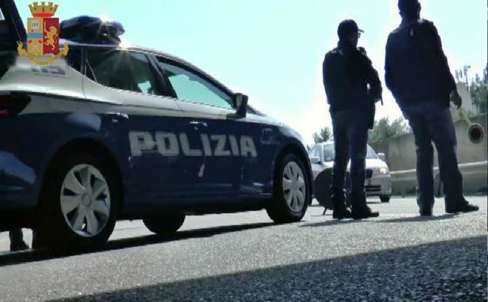 Rubano, provocano incidente nella fuga e picchiano poliziotti. Inseguiti e arrestati 51 polizia 1 9