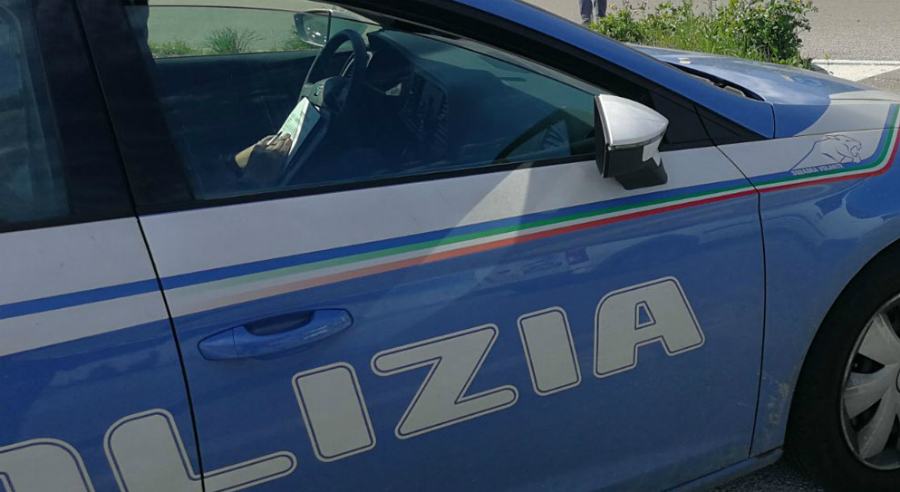 Provoca un incidente con l'auto della polizia per evitare l'arresto 51 polizia 27
