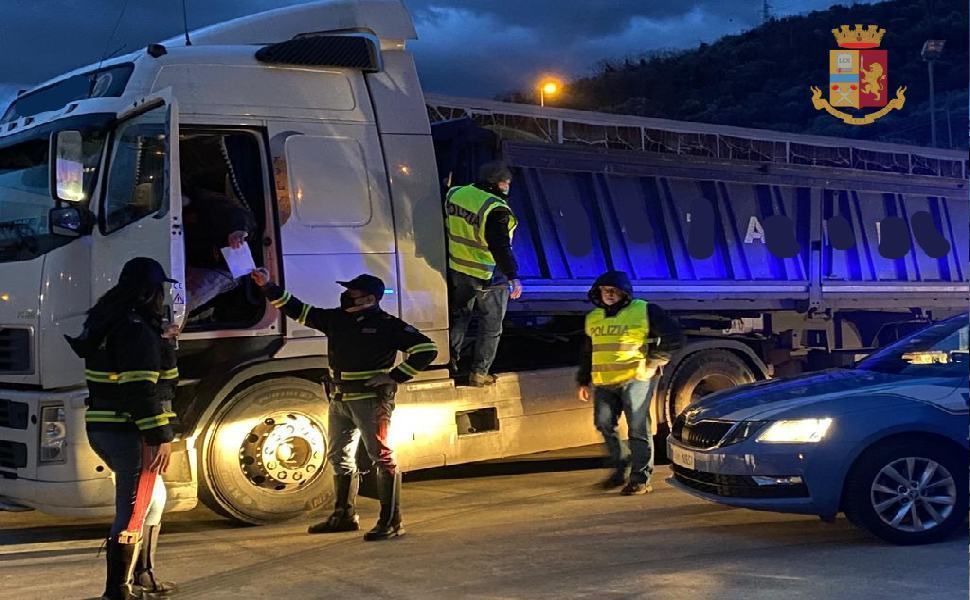 Emulatore nel camion per nascondere il reale inquinamento e percepire agevolazioni fiscali 51 polizia camion 2 1