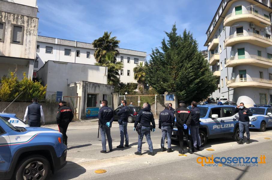 Cosenza: paziente muore in ospedale, familiari irrompono nel plesso 51 polizia carab vigili malattie infettive ospedale cosenza 03