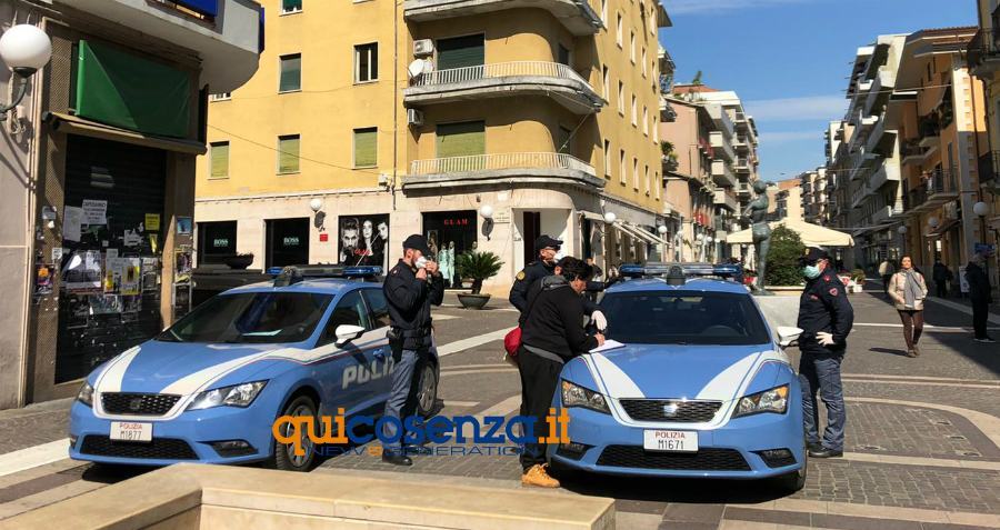 Ruba vestiti in tre negozi di Corso Mazzini, denunciata 47enne cosentina 51 polizia controlli coronavirus 01