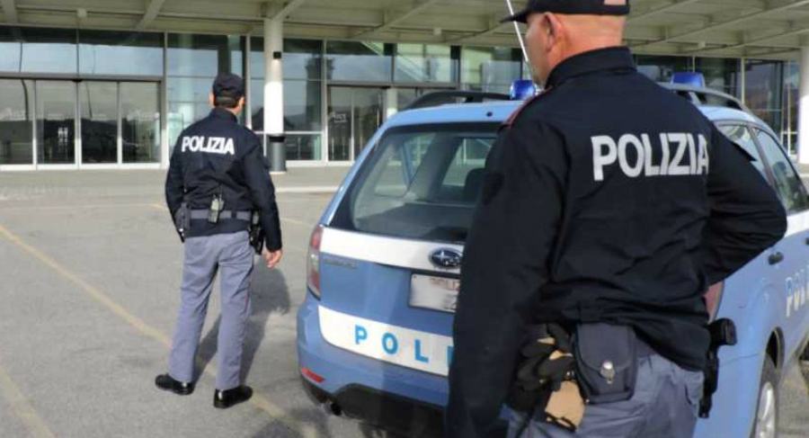 Tenta di bloccare un autobus, poi dà in escandescenze ed estrae un coltello: arrestato 51 polizia di frontiera