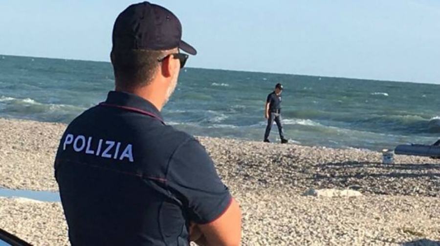 Minaccia il suicidio e rischia di annegare, salvato dalla Polizia 51 polizia in spiaggia