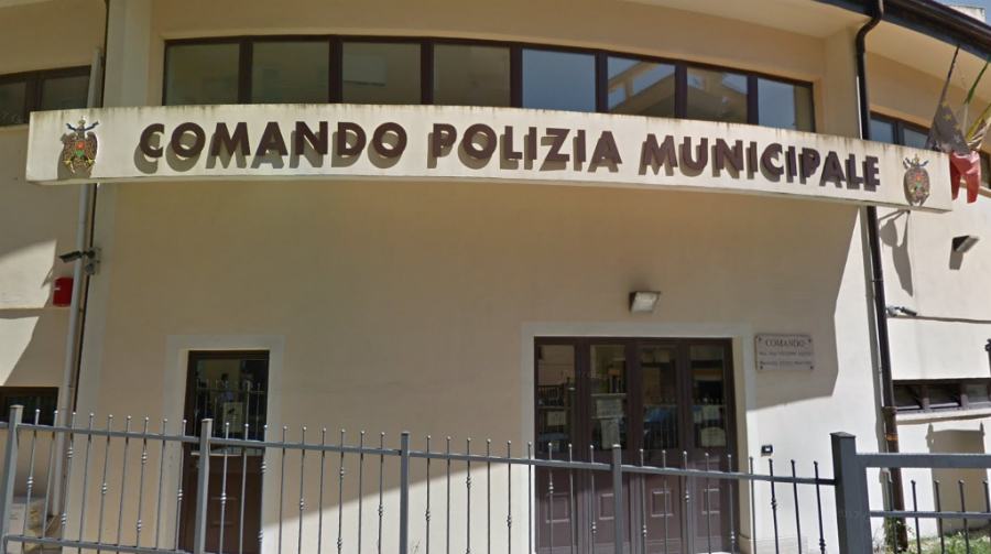 Parcheggia l'auto comunale su una scalinata, Polizia Municipale multa il Comune 51 polizia municipale catanzaro