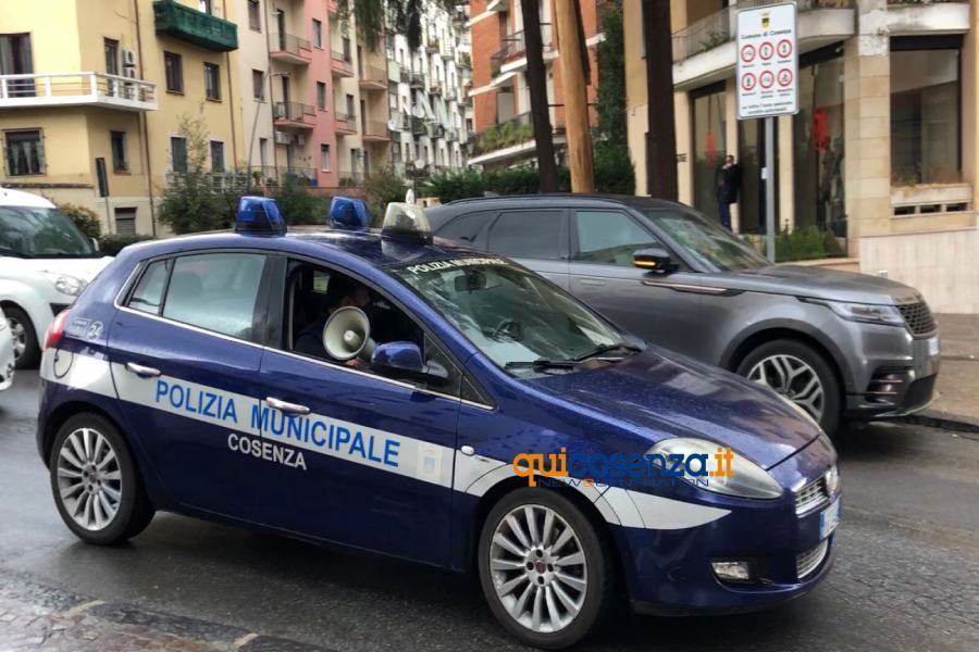 Contagi in aumento, a Cosenza tornano i vigili urbani con il megafono 59 polizia municipale megafono covid 2021