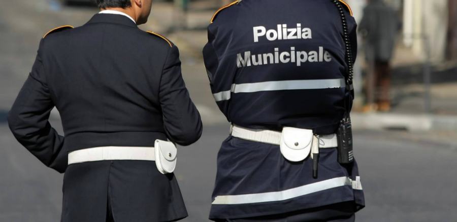 Donne sospette con un bimbo bussano alla porta per compiere furti, è allarme 51 polizia municipale