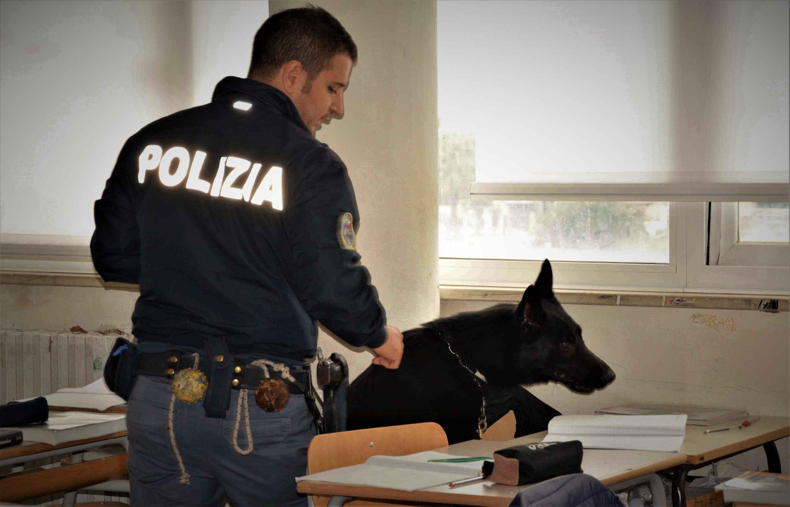 Minorenni spacciavano droga davanti alle scuole, trasferiti in comunità 68 polizia nelle scuole 2 scaled