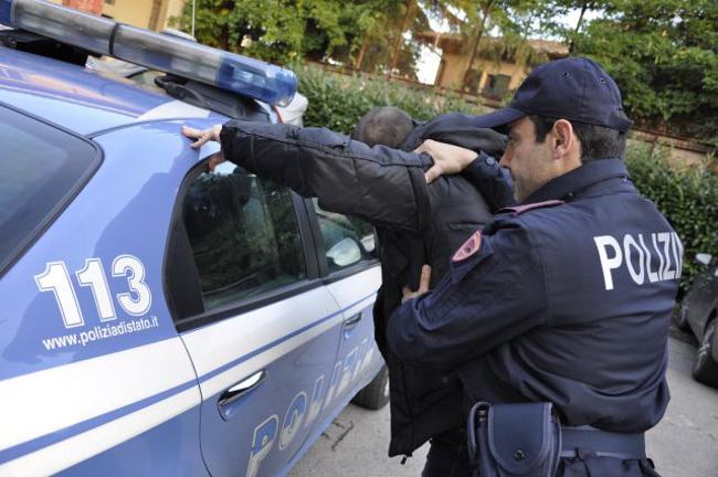 polizia-cosenza-bar-perquisizione-droga-marijuana