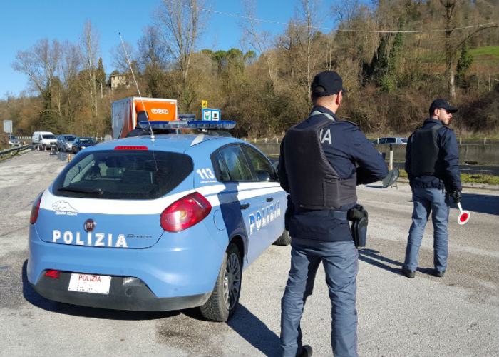 Controlli di polizia nella sibaritide, due arresti 51 polizia postodiblocco1 650 1