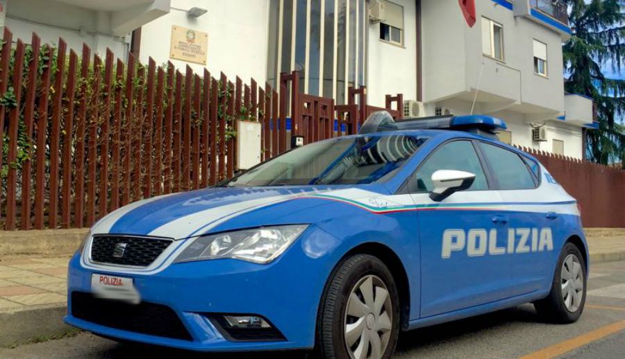 Terrorizza l'ex moglie e la figlia dopo la separazione, interviene la Polizia 53 polizia rossano