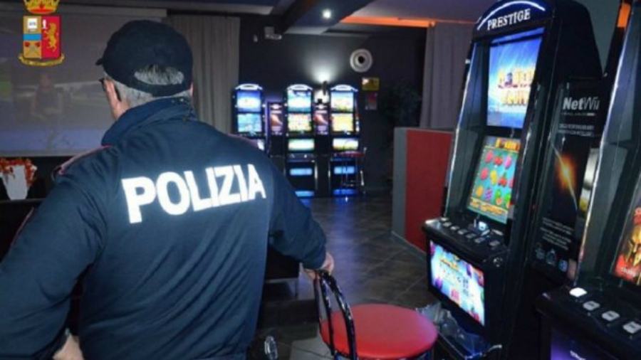 Raccoglievano scommesse abusivamente, tre persone denunciate 51 polizia sala scommesse