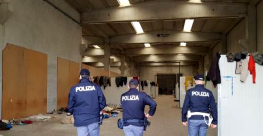 Capannone occupato da 200 migranti, sgomberato dalla Polizia 51 polizia sgombero capannone