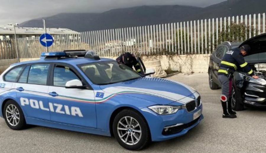 Auto rubate, ripulite e rivendute in un autosalone calabrese 51 polizia stradale 13