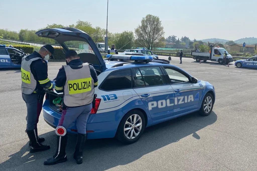 Diamante, alla guida di un furgone non si ferma all'alt. Inseguito e arrestato 71 polizia stradale 16