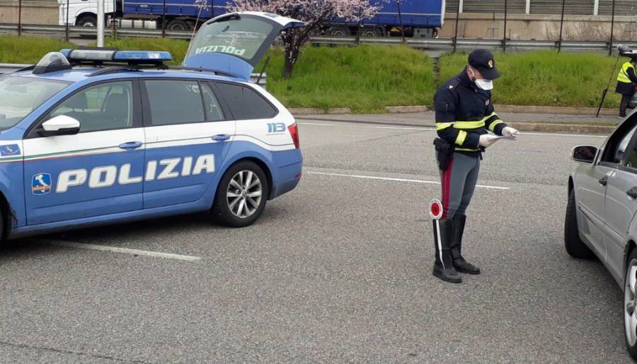 Sottrae la figlia di 3 anni alla madre e scappa verso la Calabria, denunciato 51 polizia stradale controllo autostrada