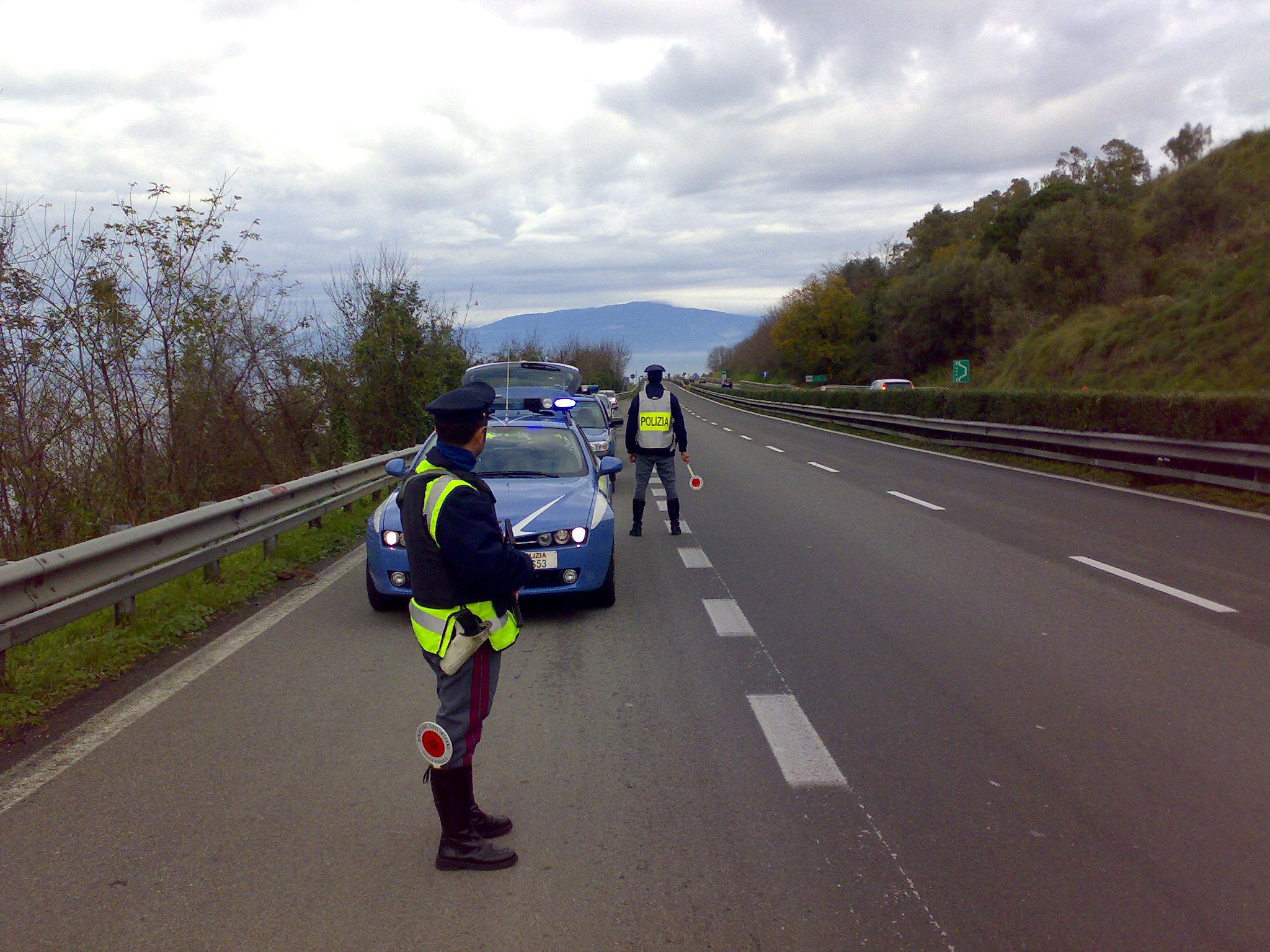 polizia stradale posto di blocco autostrada 2