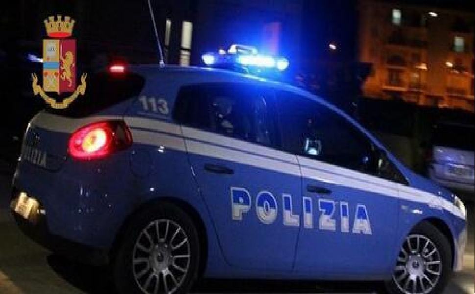Si sbarazzano della droga lanciandola dalla finestra. Beccati e arrestati dai poliziotti 51 polizia1 2
